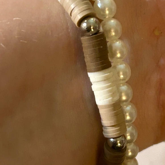 Brown/White rubber bracelet and faux pearl bracelet - Picture 2 of 2